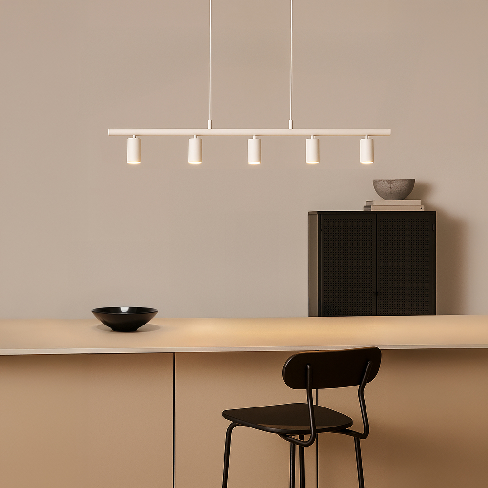 Lucy 115cm Matt hvit Taklampe Fra Belid - Lucy er en moderne line&aelig;r pendel med 5 spotlights, laget for &aring; passe over et kj&oslash;kken.