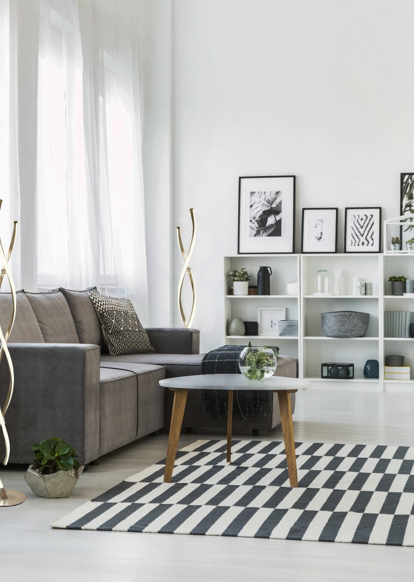 Swirl Stål gulvlampe Fra Aneta Lighting - Den vridde formen skaper liv og gir fin lysspredning i rommet, noe som fremheves av den innebygde integrerte LED-belysningen.