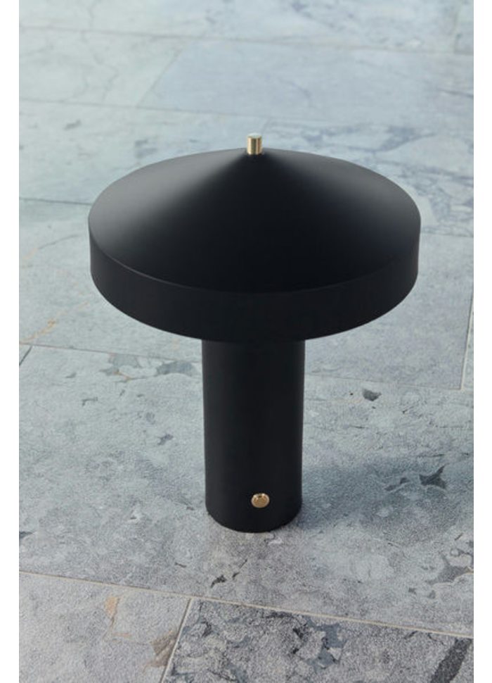 Hatto 40cm Svart bordlampe Fra OYOY - Lampen er en del av den populære Hatto-serien og er tilgjengelig i flere moderne farger.