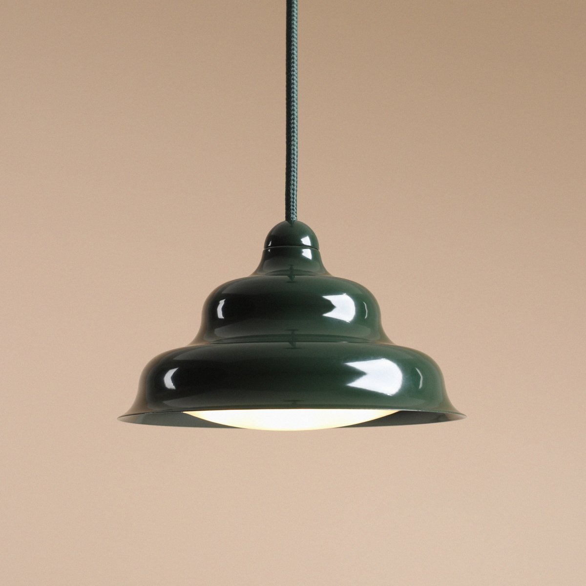 Wave Ø17 Mørk grønn Taklampe Fra Artera - Den solide skyggen av metall i en mørkegrønn farge gir en fin spredning av lys nedover, noe som gjør den perfekt å henge over spisebordet eller kjøkkenet.