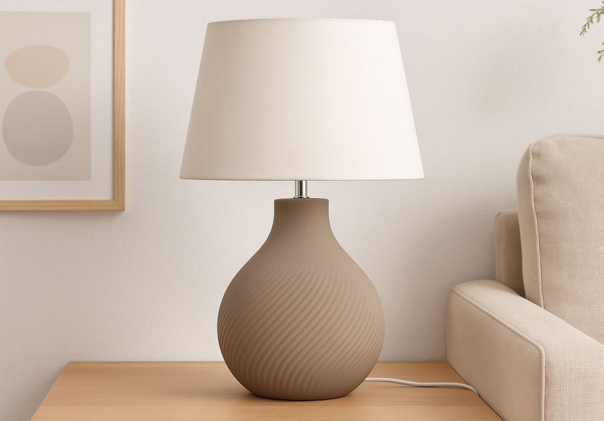 Manchester 50cm Brun bordlampe Fra Nordic Lighting - Manchester-bordlampen har en mykt avrundet keramisk base i sandbrun med diskr&eacute; vridde ribber og en beige linskjerm.