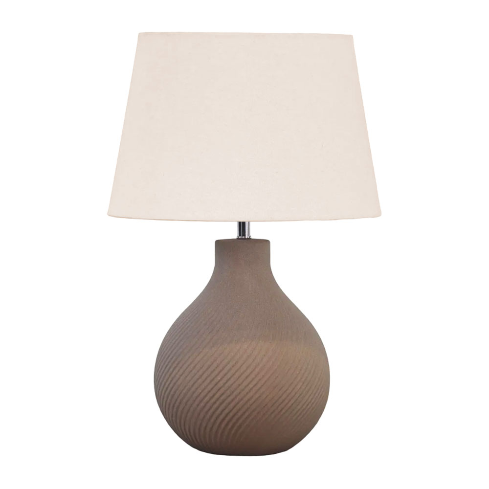 Manchester 50cm Brun bordlampe Fra Nordic Lighting - Manchester-bordlampen har en mykt avrundet keramisk base i sandbrun med diskr&eacute; vridde ribber og en beige linskjerm.