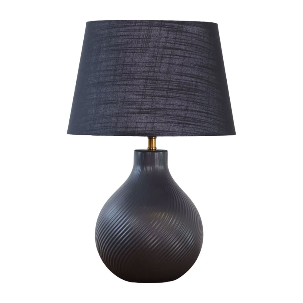 Manchester 50cm Svart bordlampe Fra Nordic Lighting - Manchester bordlampe i svart har en stilig keramisk base med vridde riller og en matchende linskjerm.