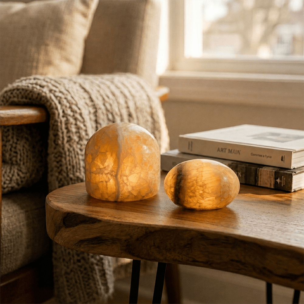 Marble 9cm Beige Fra Unison - Marmorbordlampen er laget av ekte, polert marmor i en varm beige tone som skaper en myk og atmosf&aelig;risk gl&oslash;d.