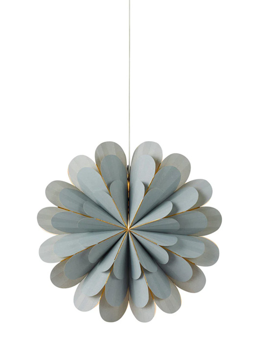 Marigold Ø45 Grå Fra Markslöjd - Marigold gir et subtilt, harmonisk lys som lyser opp rommet og skaper en avslappet og stilig atmosf&aelig;re i julen.