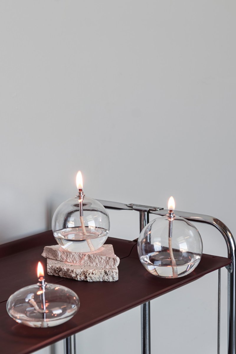 Oljelampa Aura Mellan Klart glass Fra Mette Ditmer - N&aring;r den er sl&aring;tt p&aring; svakt, sprer lampen et mykt, varmt lys som skaper en rolig og koselig atmosf&aelig;re.