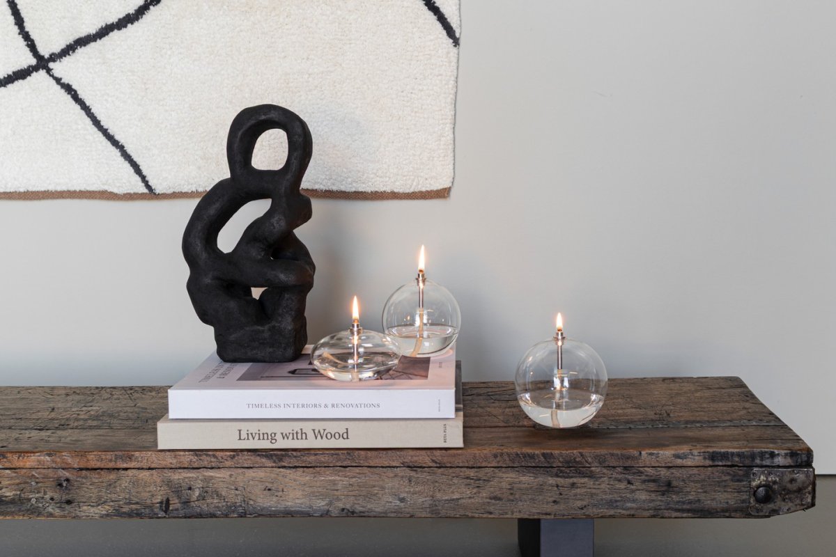 Oljelampa Aura Liten Klart glass Fra Mette Ditmer - Dens elegante design og r&oslash;ykfargede glass sprer et mykt, varmt lys som gir en rolig og koselig f&oslash;lelse.