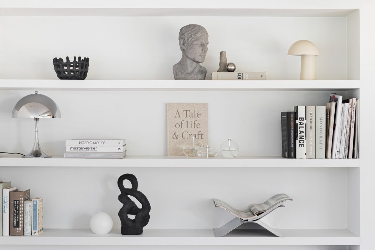 Oljelampa Aura Mellan Klart glass Fra Mette Ditmer - N&aring;r den er sl&aring;tt p&aring; svakt, sprer lampen et mykt, varmt lys som skaper en rolig og koselig atmosf&aelig;re.