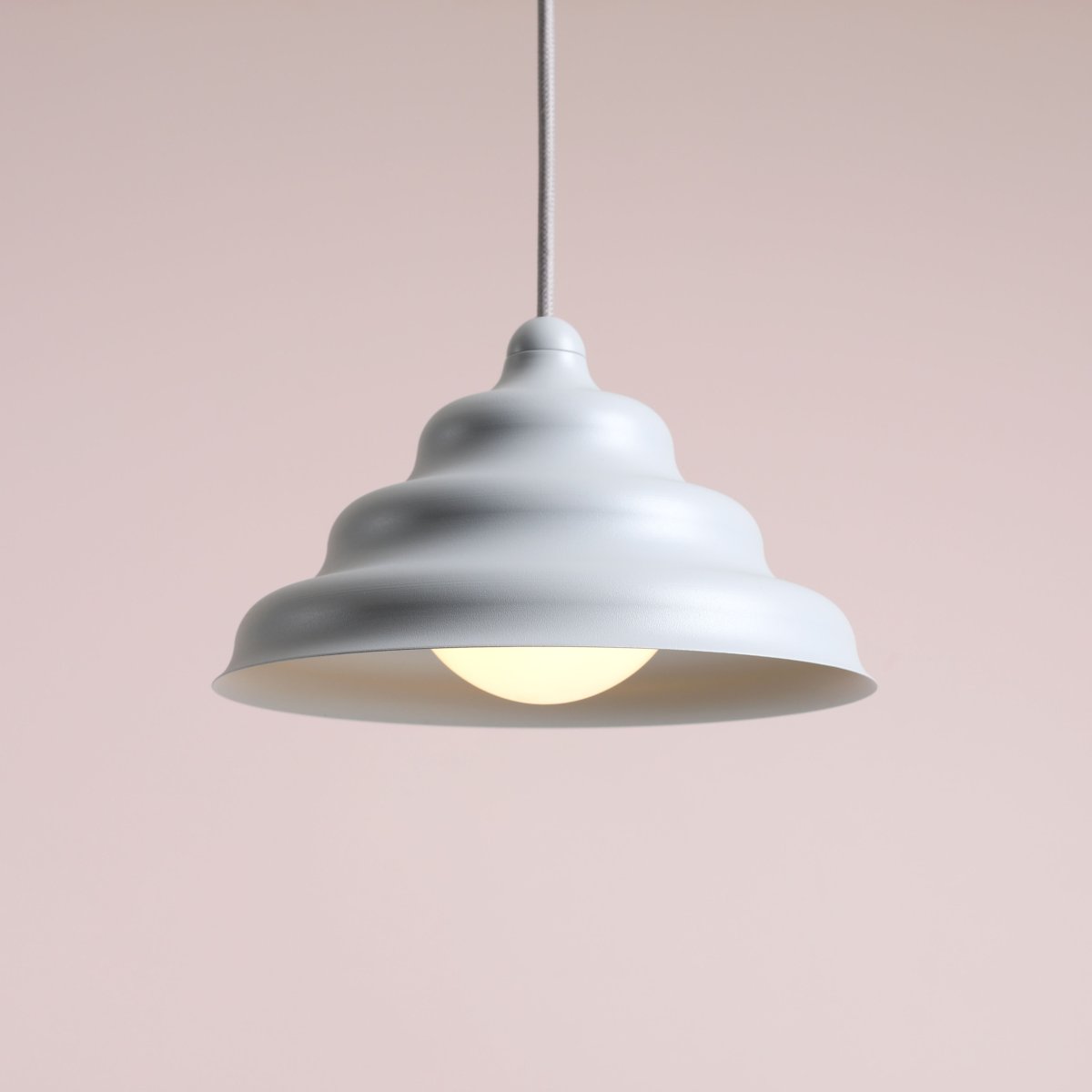 Wave Ø23 Blå Taklampe Fra Artera - Den forvitrede skjermen av metall i en matt grå bl&aring; farge gir en fin spredning av lys nedover, noe som gjør den perfekt å henge over spisebordet eller kjøkkenet.