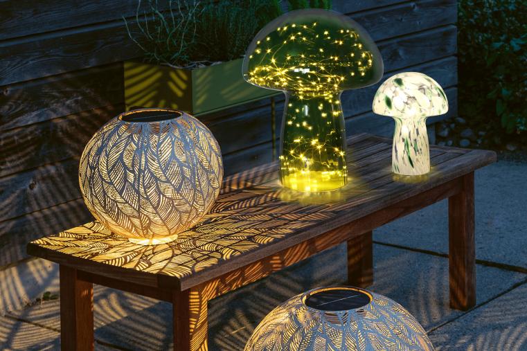 Mushroom 35cm Grønn bordlampe Fra Pixie Design - Den er utstyrt med en timer og en praktisk 5-trinns dimmer for &aring; justere lyset etter behov, noe som gj&oslash;r den perfekt for b&aring;de arbeidsbelysning og koselig kveldsbelysning.