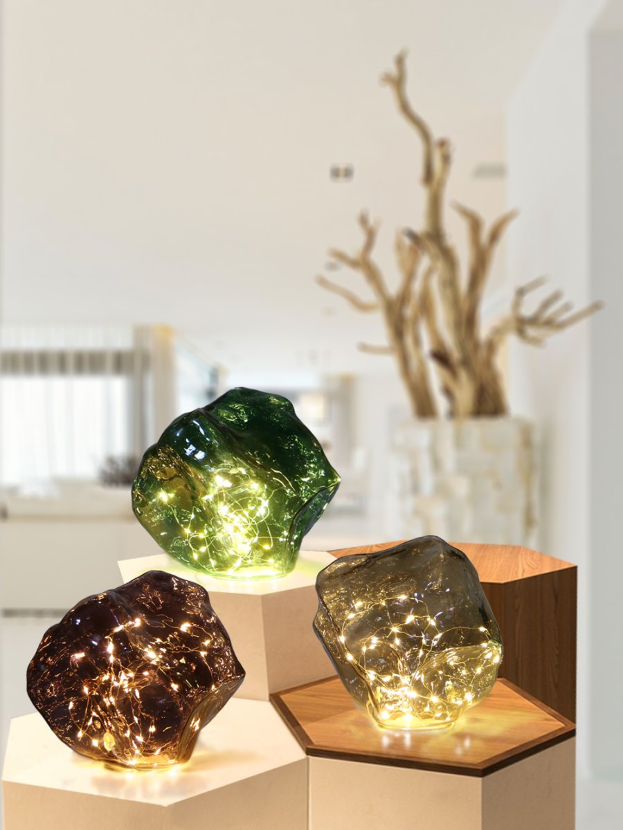 Bergsten 22cm Grønn bordlampe Fra Pixie Design - Den er utstyrt med en timer og en praktisk 5-trinns dimmer for &aring; justere lyset etter behov, noe som gj&oslash;r den perfekt for b&aring;de arbeidsbelysning og koselig kveldsbelysning.