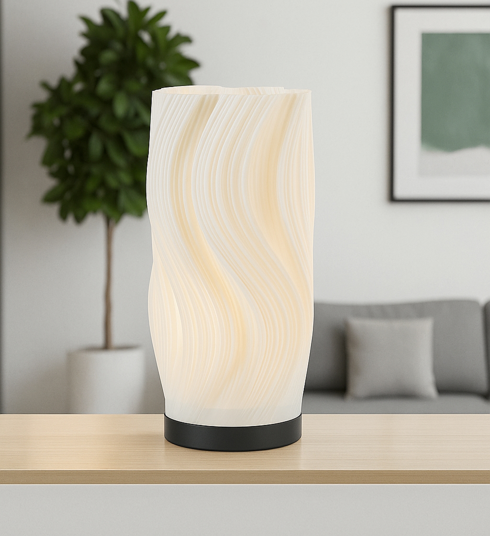 Caisa 30cm Hvit bordlampe Fra Pixie Design - Lampen har et vakkert hvitt glass med en b&oslash;lgeformet struktur som sprer lyset mykt og skaper en varm atmosf&aelig;re i rommet.