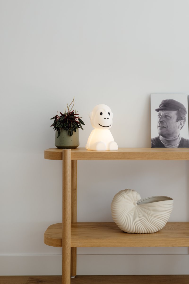 Monkey First Light Hvit barnelampe Fra Mr Maria - First Light Monkey-lampen kombinerer stil, funksjonalitet og sikkerhet, noe som gj&oslash;r den til det perfekte valget for foreldre som leter etter et p&aring;litelig og s&oslash;tt nattlys for barna sine.