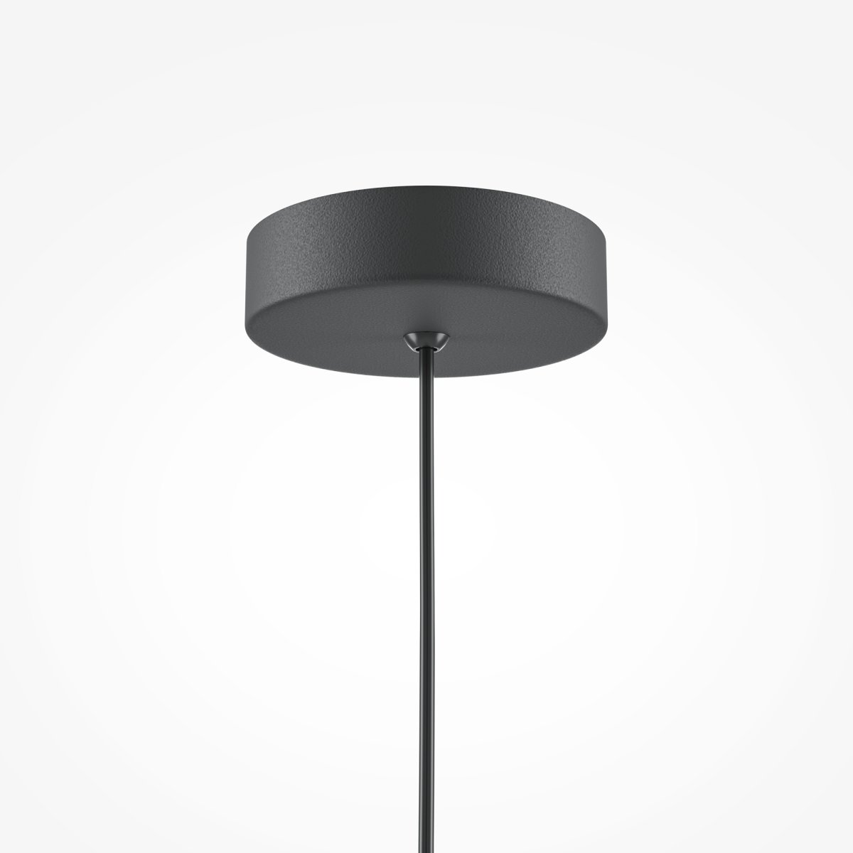 Basic colors Ø35 Svart Taklampe Fra Maytoni - Med sin skygge formet som en halvm&aring;ne i en elegant svart farge, sprer den et rettet, behagelig lys som skaper en moderne og harmonisk atmosf&aelig;re.