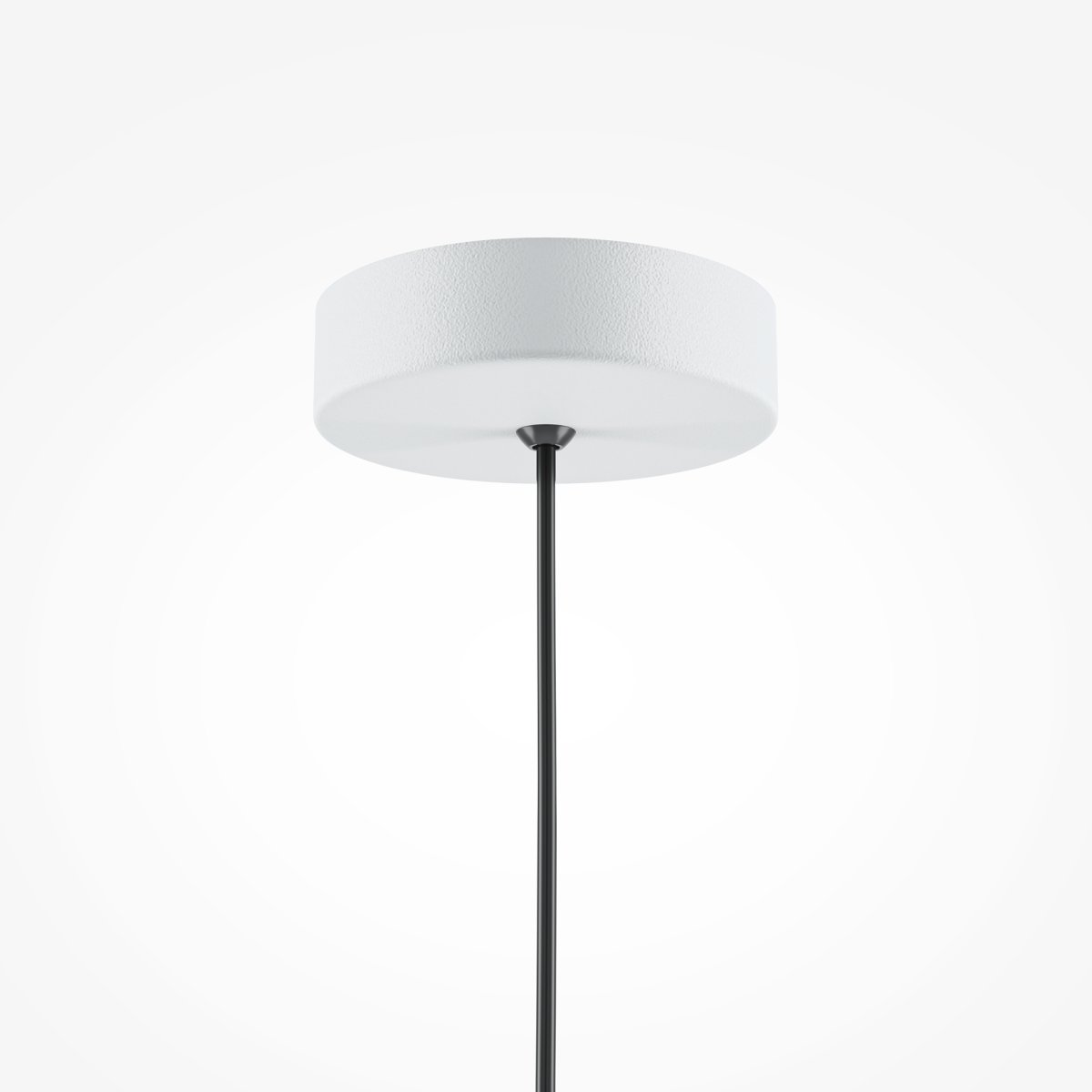 Basic colors Ø35 Hvit Taklampe Fra Maytoni - Med sin skygge formet som en halvmåne i en elegant nøytral farge, sprer den et rettet, behagelig lys som skaper en moderne og harmonisk atmosfære.