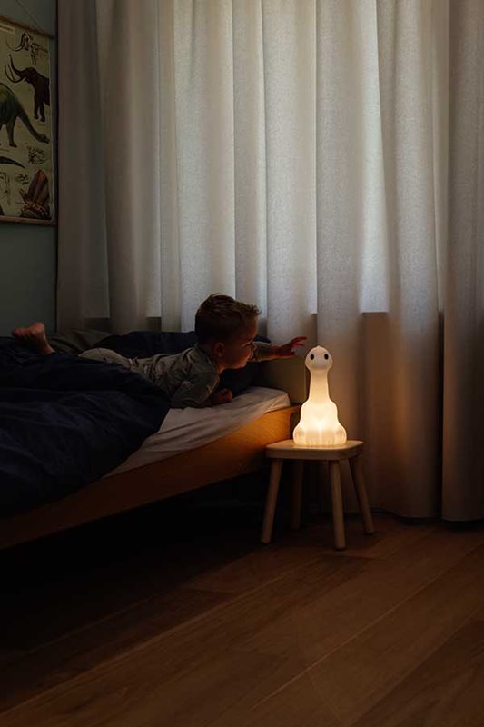 Nova First Light Hvit barnelampe Fra Mr Maria - Som en del av Mr Marias dinosaurkolleksjon, som ogs&aring; inkluderer Tyrannosaurus Rex og Triceratops, er Nova en unik kombinasjon av stil og sikkerhet.