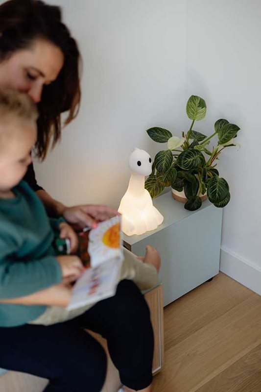 Nova First Light Hvit barnelampe Fra Mr Maria - Som en del av Mr Marias dinosaurkolleksjon, som ogs&aring; inkluderer Tyrannosaurus Rex og Triceratops, er Nova en unik kombinasjon av stil og sikkerhet.