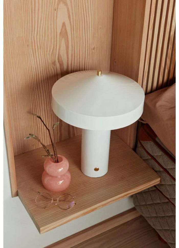 Hatto 40cm Hvit bordlampe Fra OYOY - Lampen er en del av den populære Hatto-serien og er tilgjengelig i flere moderne farger.