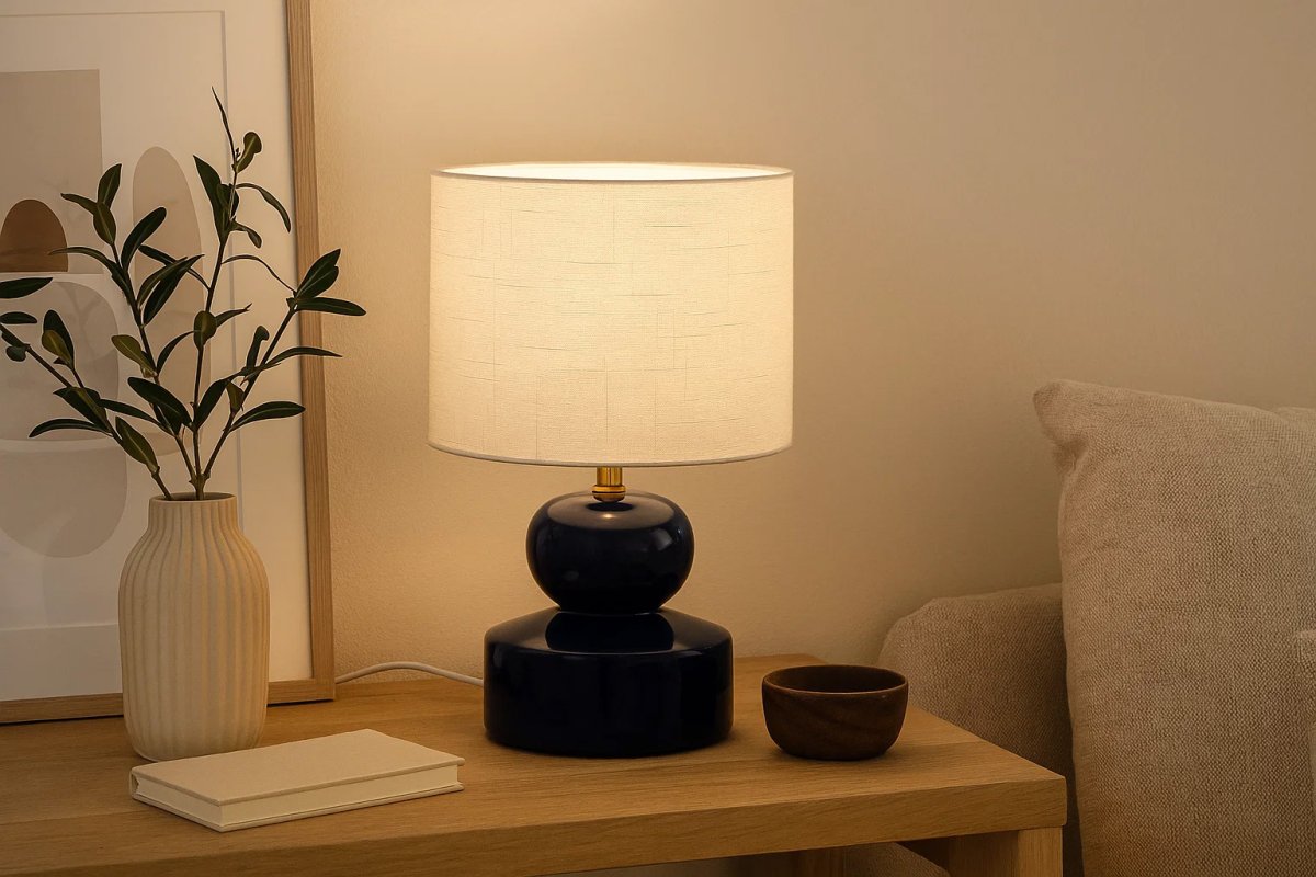 Muschi 36cm Blå bordlampe Fra Nordic Lighting - Muschi bordlampe har en bl&aring;, blank keramisk base med mykt avrundede former og en hvit linskjerm.
