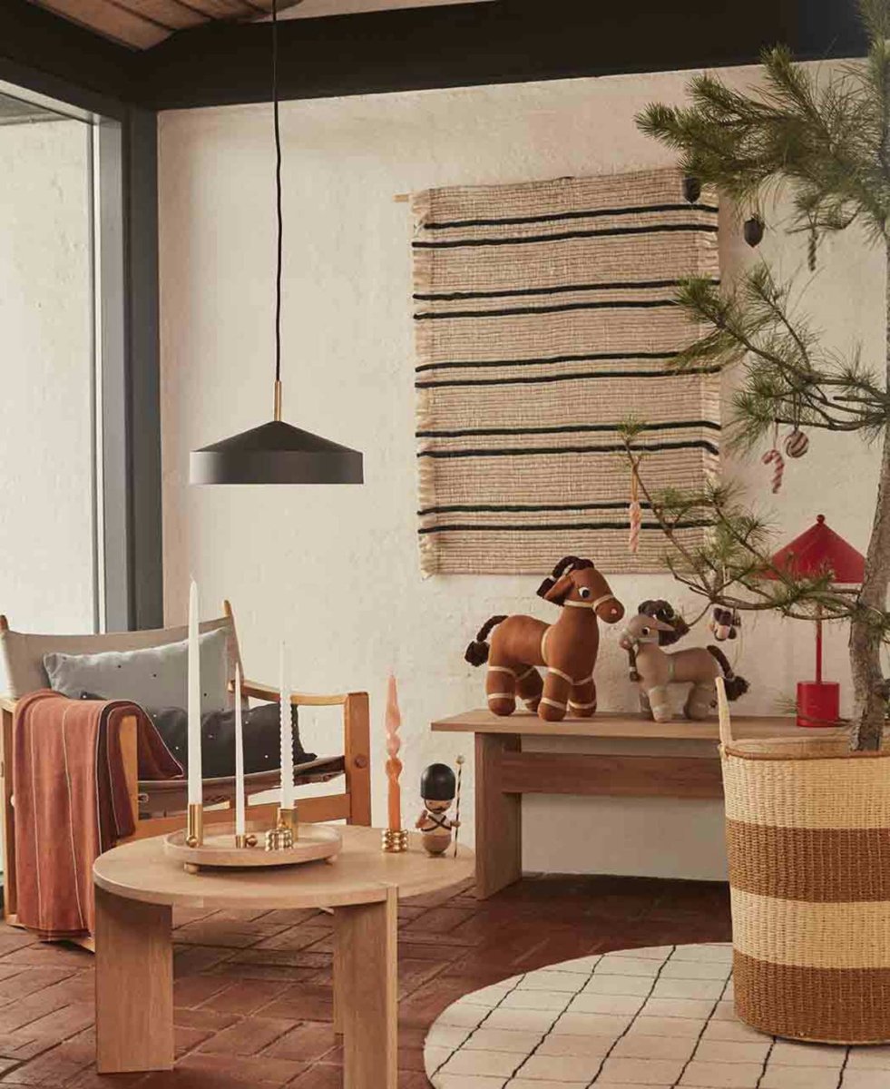 Hatto Ø30 Svart Taklampe Fra OYOY - Hatto pendellampe i svart har et stilig design med matt finish, elegante messingdetaljer og tekstilledning.