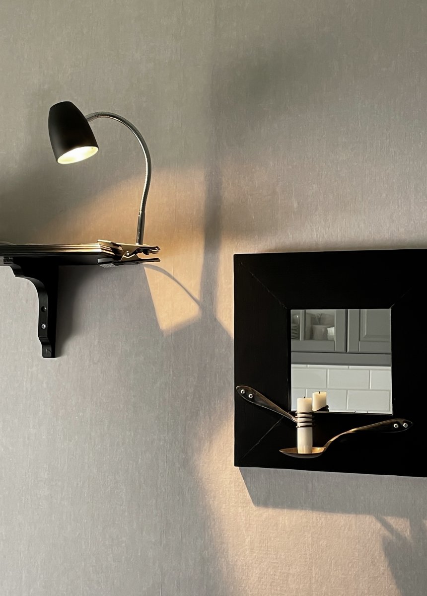 Sandnes Svart klemmelampe Fra Aneta Lighting - Fleksiarmen gj&oslash;r ogs&aring; at den er retningsbestemt.