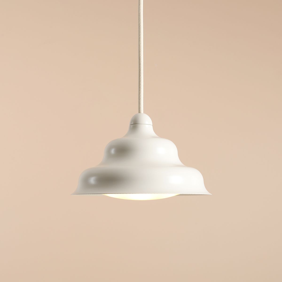 Wave Ø17 Kremet hvit Taklampe Fra Artera - Wave er en moderne pendel med retrodesign, som gjør den allsidig belysning og passer inn i ethvert hjem.