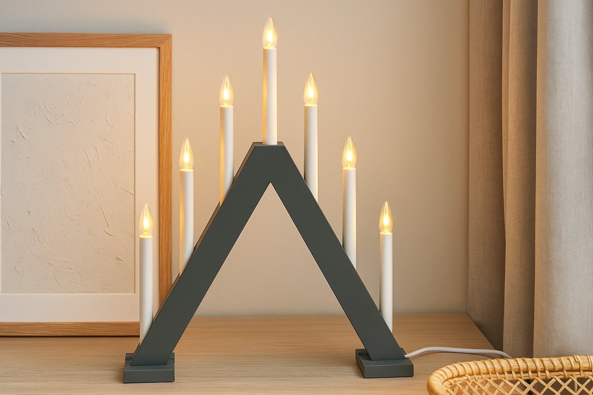 Nova 7 Grå Fra Pixie Design - Det anbefales &aring; plassere den i vinduet eller p&aring; byr&aring;et i stuen.