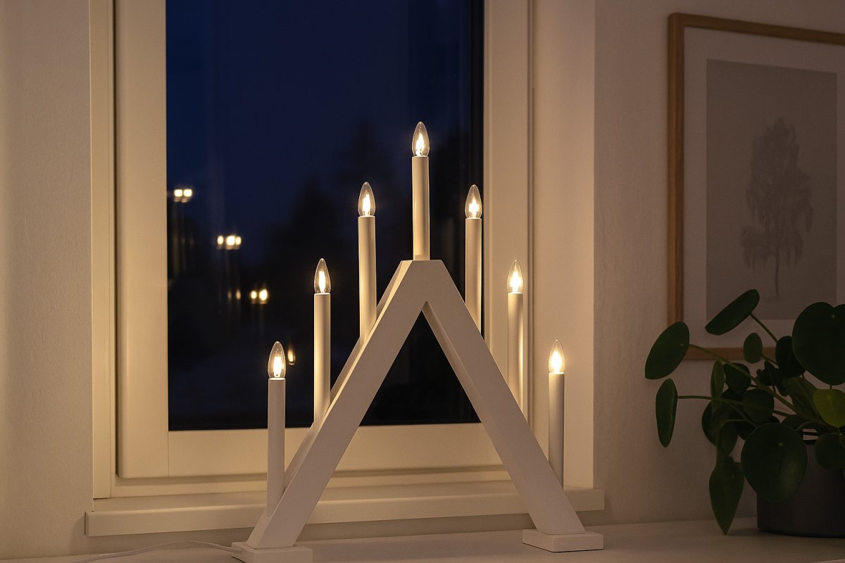 Nova 7 Hvit Fra Pixie Design - Det anbefales &aring; plassere den i vinduet eller p&aring; byr&aring;et i stuen.