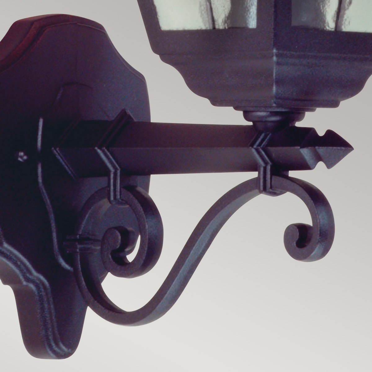 Norfolk Svart utendørslampe Fra Elstead Lighting - Norfolk vegglampe tilbyr et elegant og moderne design med sine blyholdige glasspaneler, hvor hvert panel best&aring;r av fem h&aring;ndsk&aring;rne glassbiter.