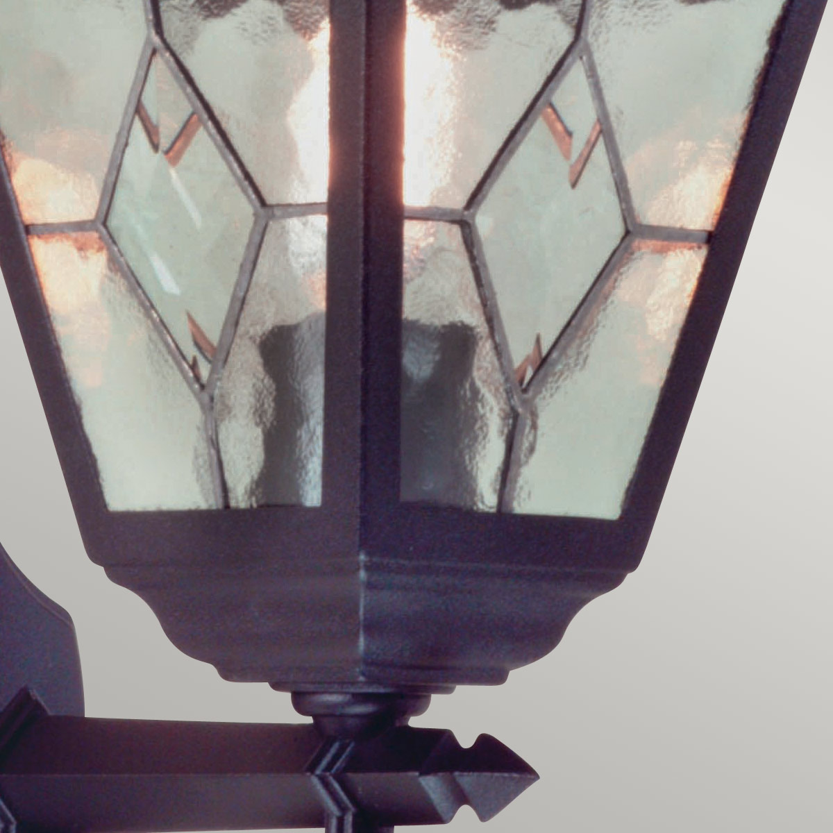 Norfolk Svart utendørslampe Fra Elstead Lighting - Norfolk vegglampe tilbyr et elegant og moderne design med sine blyholdige glasspaneler, hvor hvert panel best&aring;r av fem h&aring;ndsk&aring;rne glassbiter.