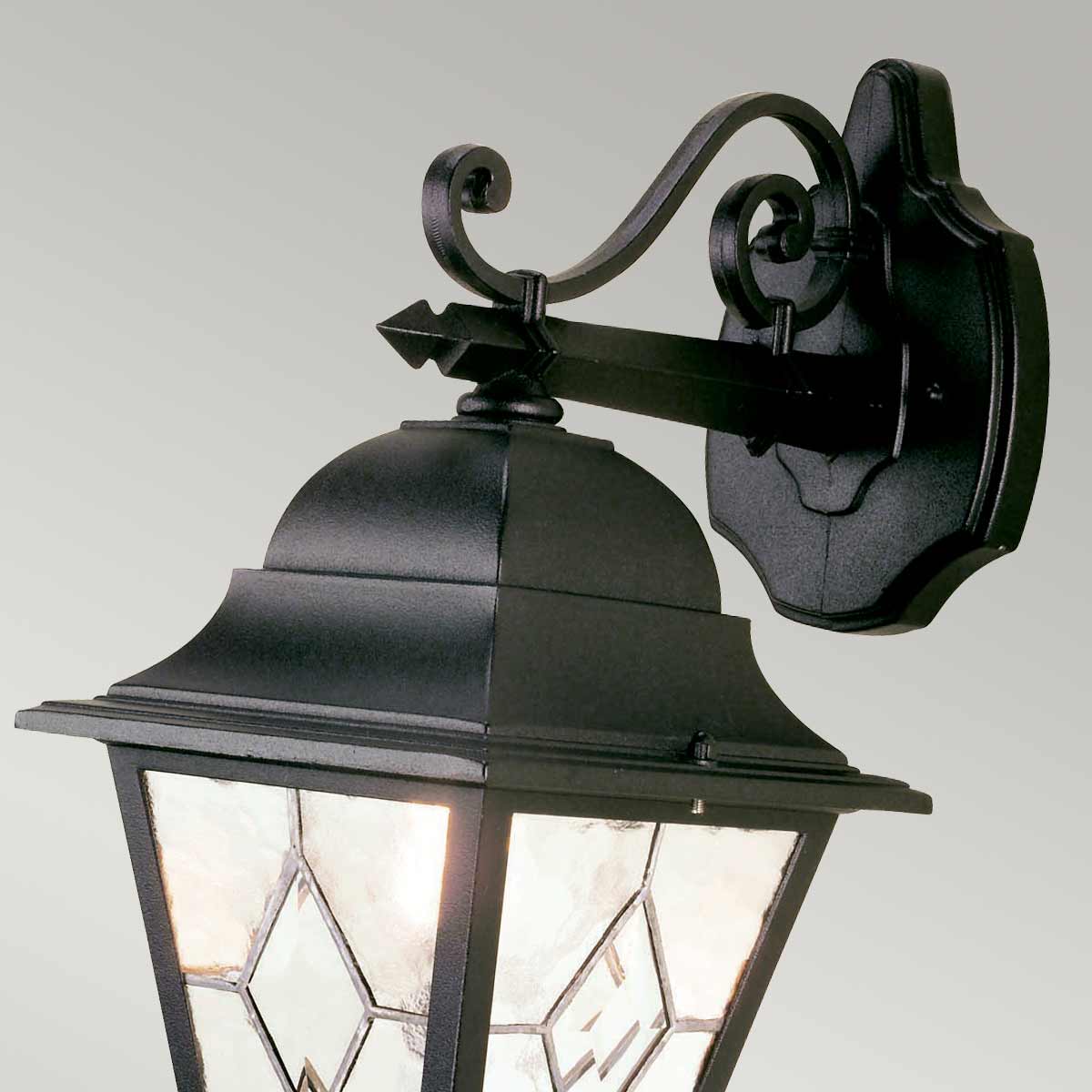 Norfolk Svart utendørslampe Fra Elstead Lighting - Norfolk vegglampe tilbyr et elegant og moderne design med sine blyholdige glasspaneler, hvor hvert panel best&aring;r av fem h&aring;ndsk&aring;rne glassbiter.