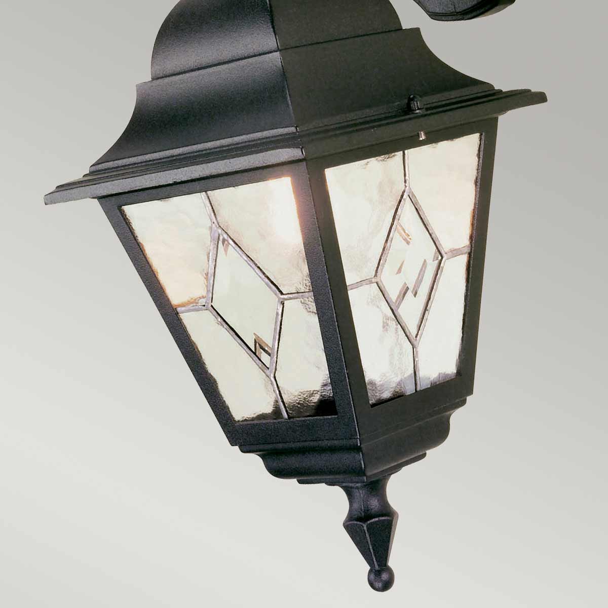 Norfolk Svart utendørslampe Fra Elstead Lighting - Norfolk vegglampe tilbyr et elegant og moderne design med sine blyholdige glasspaneler, hvor hvert panel best&aring;r av fem h&aring;ndsk&aring;rne glassbiter.