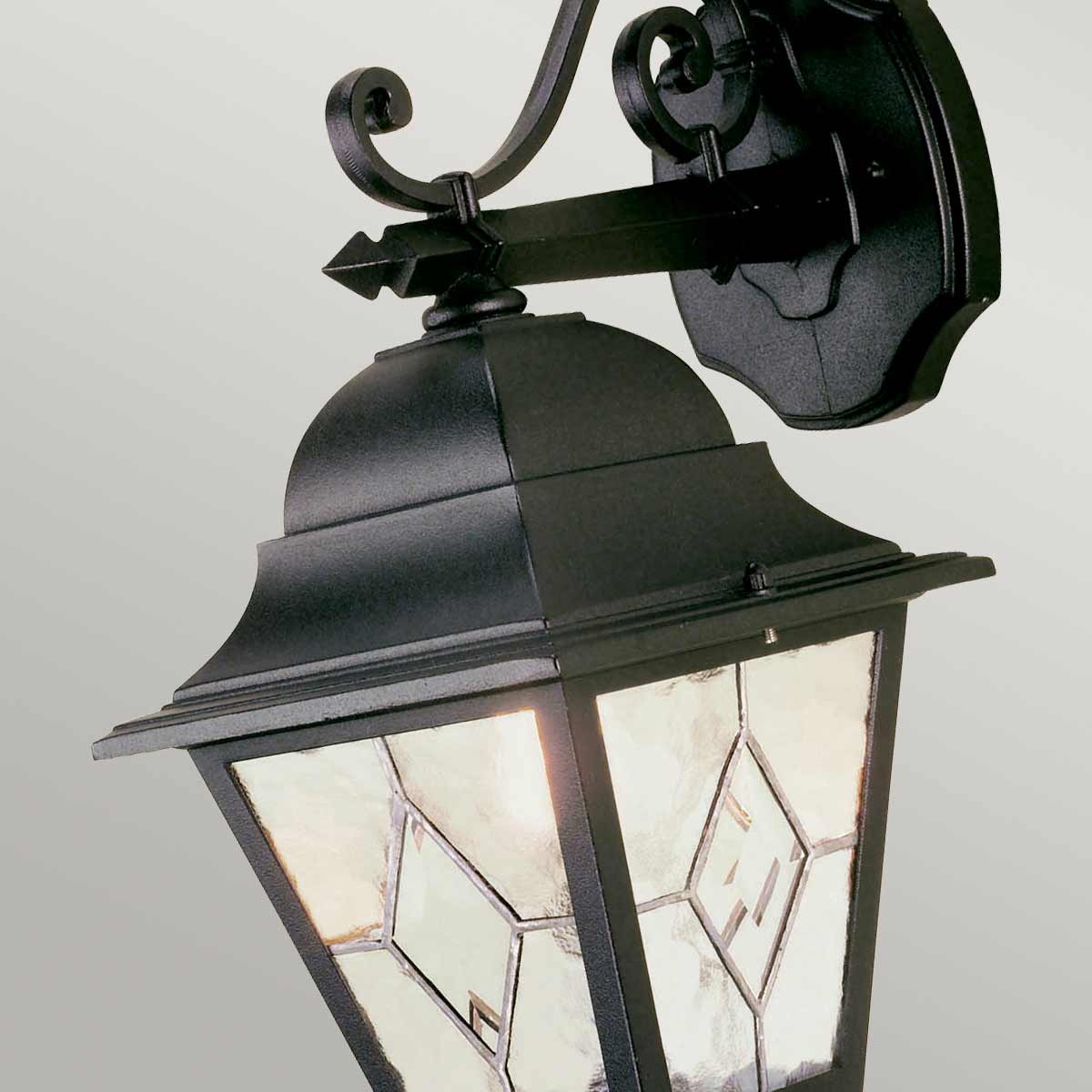 Norfolk Svart utendørslampe Fra Elstead Lighting - Norfolk vegglampe tilbyr et elegant og moderne design med sine blyholdige glasspaneler, hvor hvert panel best&aring;r av fem h&aring;ndsk&aring;rne glassbiter.