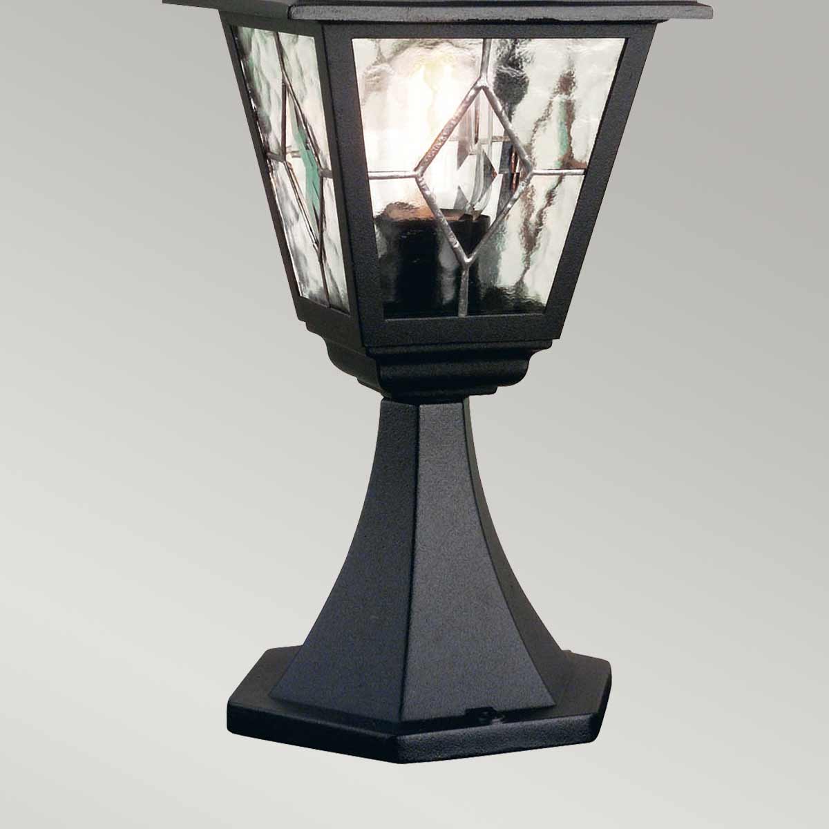 Norfolk 44cm Svart Fra Elstead Lighting - Norfolk gulvlampen tilbyr et klassisk og stilig design med sine blyholdige glasspaneler, hvor hvert panel består av fem håndskårne glassbiter.