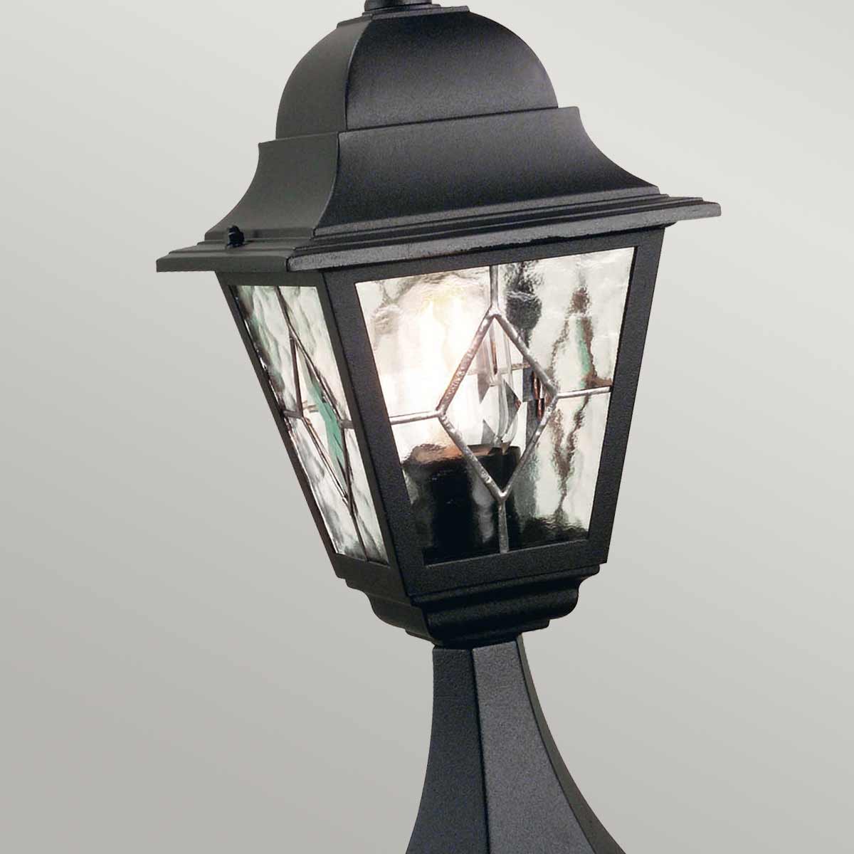 Norfolk 44cm Svart Fra Elstead Lighting - Norfolk gulvlampen tilbyr et klassisk og stilig design med sine blyholdige glasspaneler, hvor hvert panel består av fem håndskårne glassbiter.