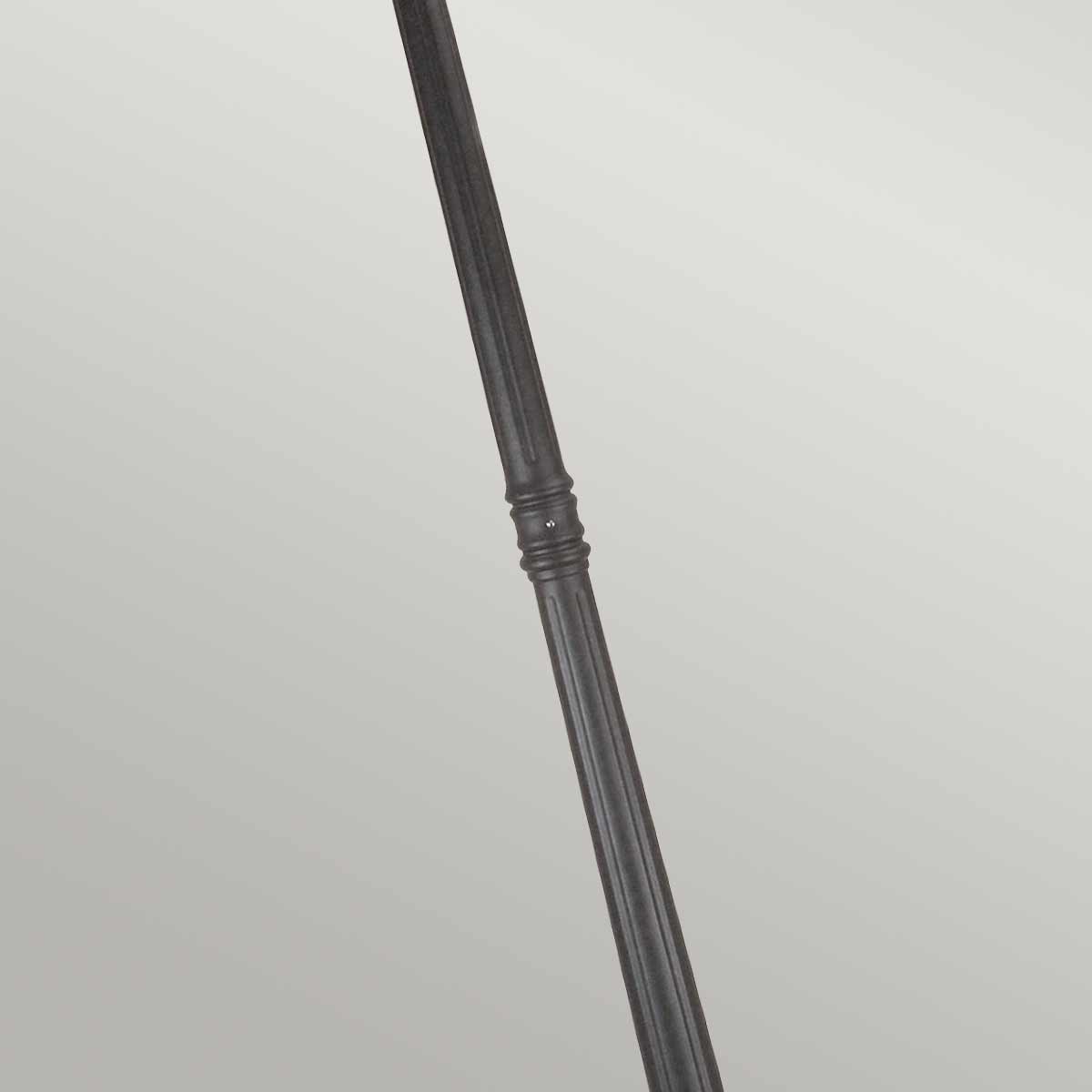 Norfolk 227cm Svart lyktestolpe Fra Elstead Lighting - Denne lyktestolpen er laget av støpt aluminium og blyglass, og er både robust og dekorativ.