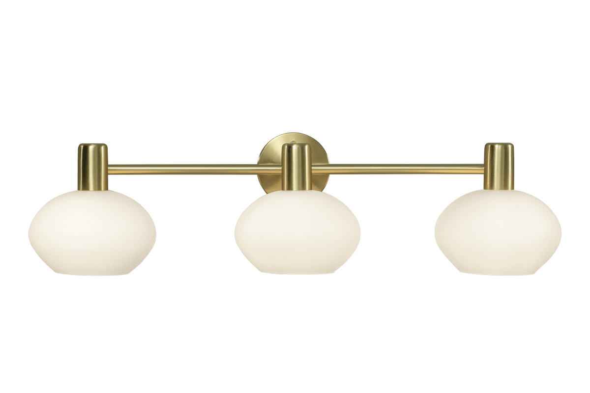 Elba 63cm Matt messing baderomslampe Fra Aneta Lighting - Denne vegglampen er laget av metall i matt messing og har et elegant design med tre vakkert formede, opalhvite glasskupler som skaper et mykt og behagelig lys.
