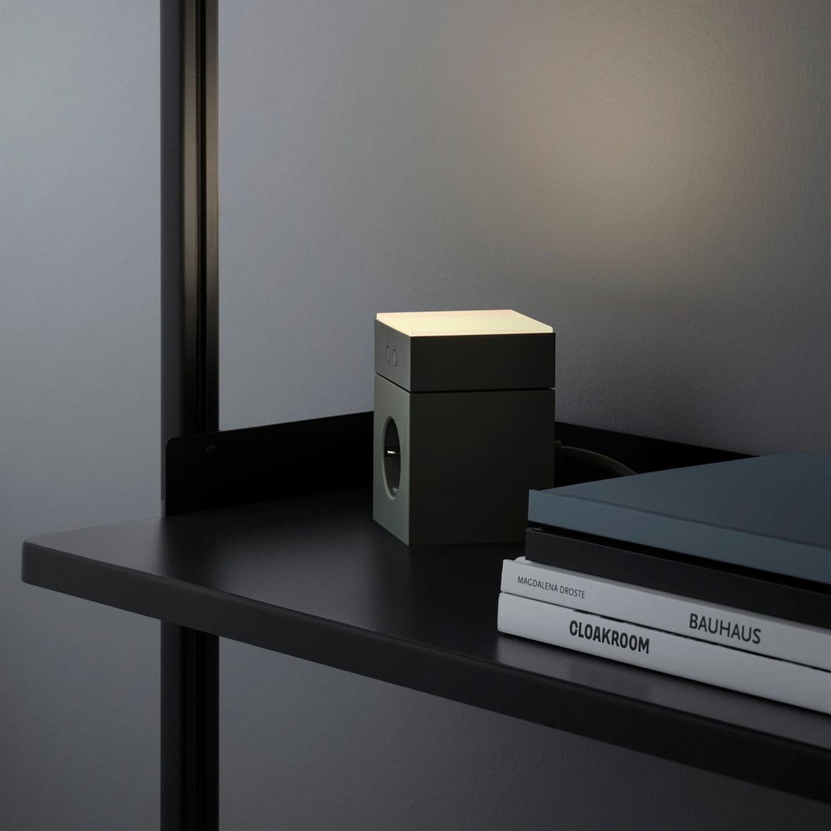 LAMP 1 - EU Grønn Fra Avolt - Denne hendige lille lampen kobles direkte til stikkontakten (230V) og er perfekt som nattlampe eller stemningsbelysning i gangen, soverommet eller andre rom der du &oslash;nsker et mykt lys.