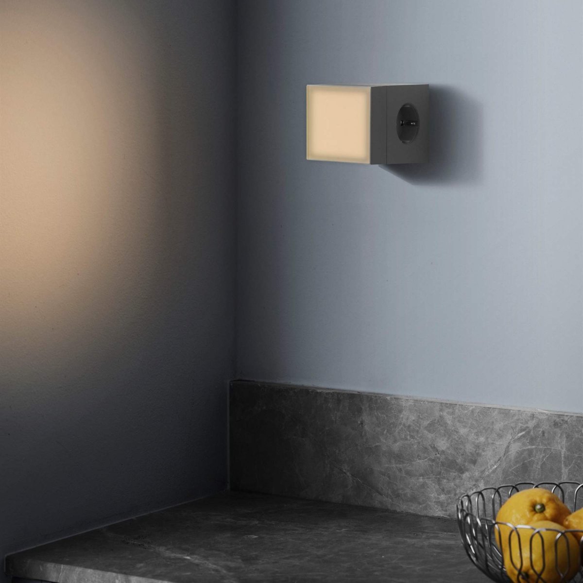 LAMP 1 - EU Grå Fra Avolt - Denne hendige lille lampen kobles direkte til stikkontakten (230V) og er perfekt som nattlampe eller stemningsbelysning i gangen, soverommet eller andre rom der du &oslash;nsker et mykt lys.