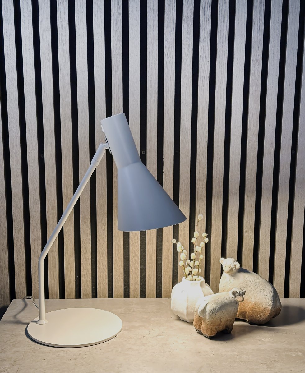 Ceres 46cm Beige skrivebordslampe Fra Aneta Lighting - CERES bordlampe er både praktisk og stilig og gir behagelig belysning når du jobber eller leser.