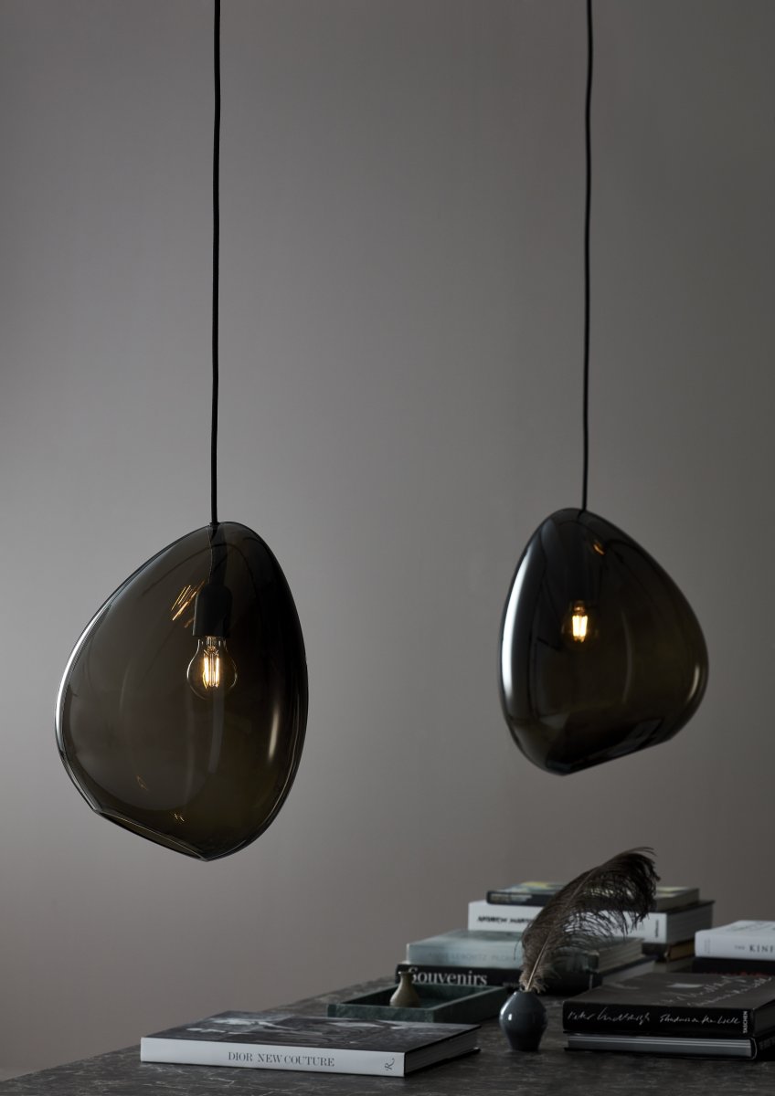 Ocean 32cm Røykfarget Taklampe Fra Belid - Ocean er et anheng som gir et nytt inntrykk fra alle vinkler.
