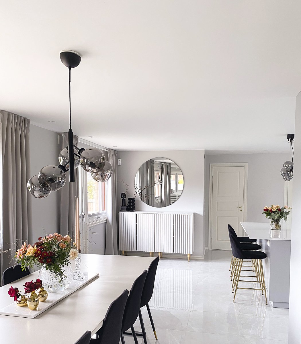 Atom Ø48 Røykfarget Taklampe Fra Aneta Lighting - Atom er et moderne anheng med elegant design av svartlakkert metall.