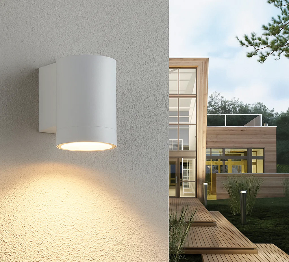 Oden Single Hvit utendørslampe Fra Lampan - Lampan lyser fint ner p&aring; v&auml;ggen och skapar en h&auml;rlig atmosf&auml;r.