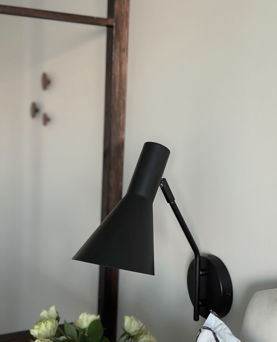 Ceres Svart leselampe Fra Aneta Lighting - CERES vegglampe har et stilig og moderne design med rette og rene former som passer perfekt i det skandinaviske hjemmet.
