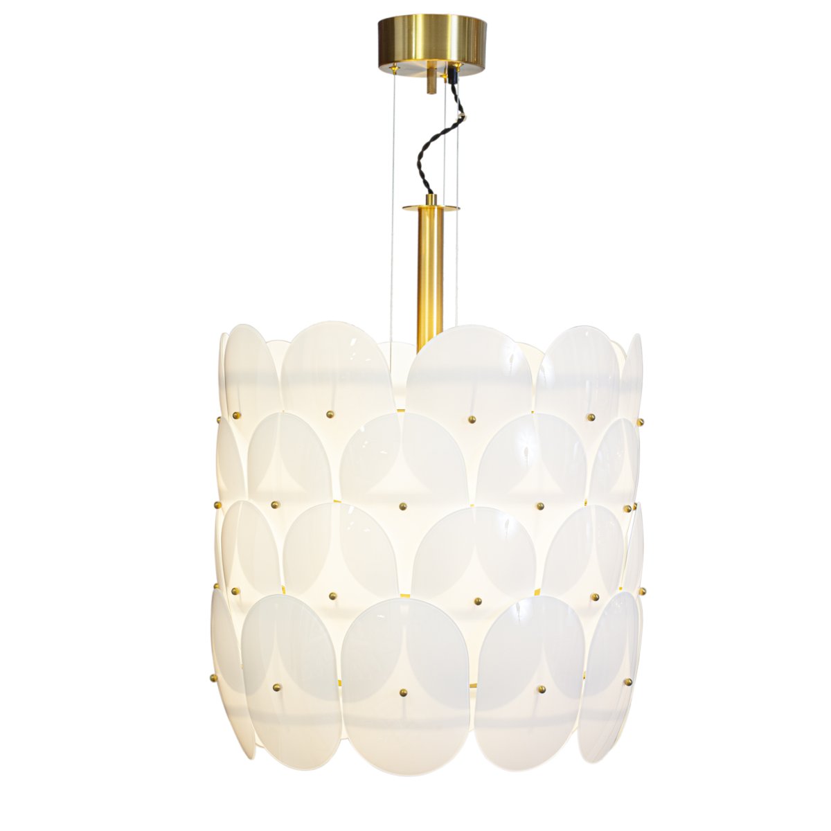 Omlott Ø50 Hvit Taklampe Fra By Rydéns - Omlott er et vakkert anheng og med detaljene i messing tilf&oslash;rer det eleganse til rommet.