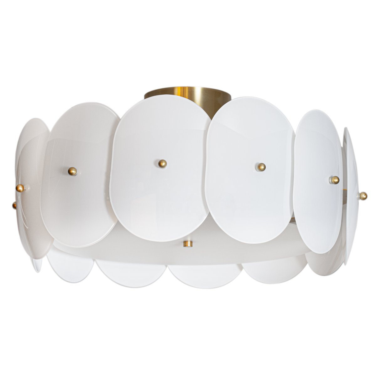 Omlott Ø53 Hvit plafond Fra By Rydéns - Omlott er et vakkert tak og med detaljene i messing tilfører det eleganse til rommet.