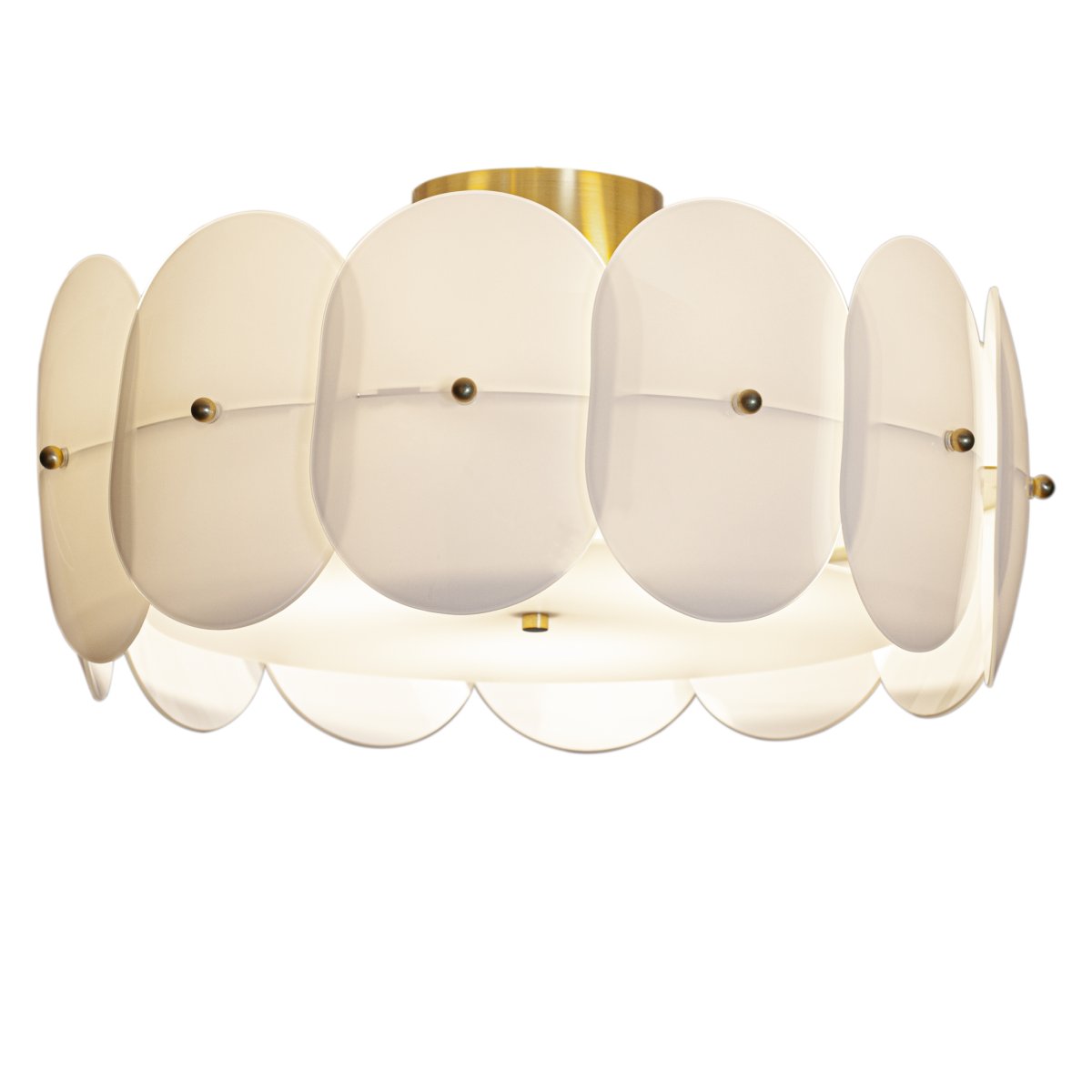 Omlott Ø53 Hvit plafond Fra By Rydéns - Omlott er et vakkert tak og med detaljene i messing tilfører det eleganse til rommet.