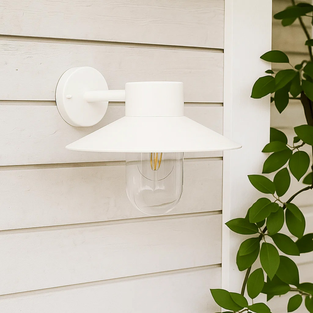 Onsala Hvit utendørslampe Fra Nordic Lighting - Onsala er en klassisk vegglampe i hvitt, laget av aluminium og klart glass.