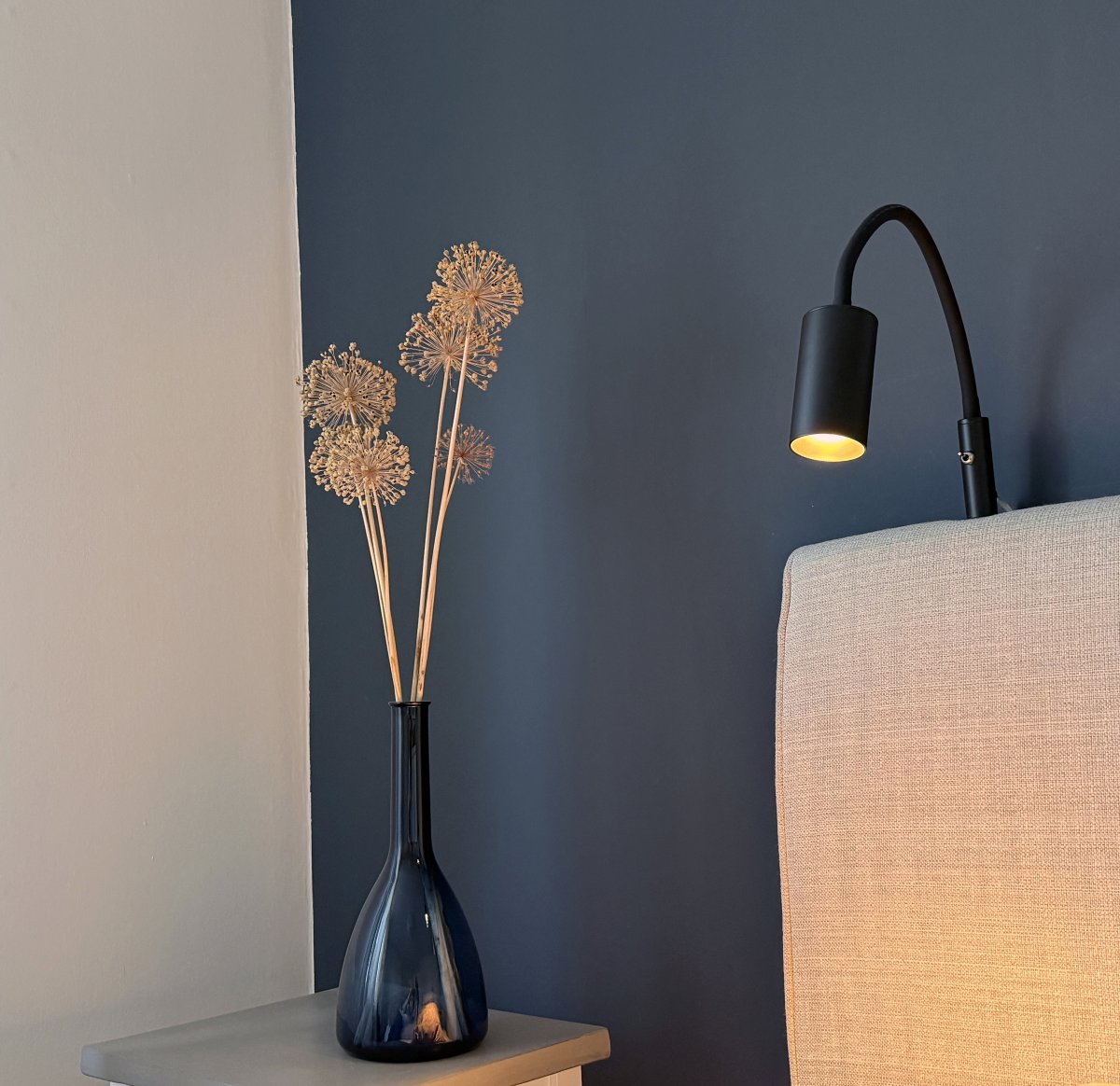 Hugin Flex Svart leselampe Fra Aneta Lighting - Den praktiske Hugin nattbordslampen i metall er en utmerket nattbordslampe for enkel montering p&aring; hodegavlen.