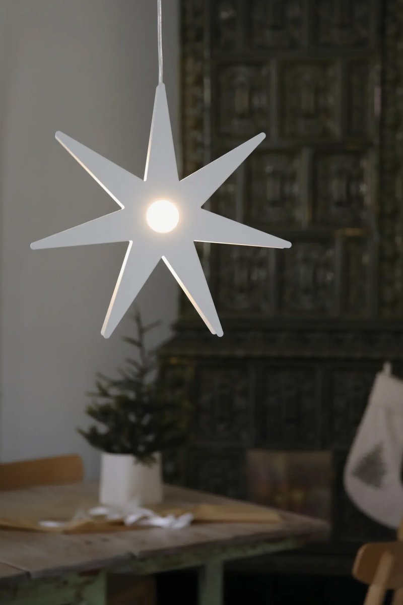 Origo Ø37 Hvit Fra Markslöjd - Origo adventsstjernen er en stilig og moderne julestjerne i hvitt metall som skaper en koselig f&oslash;lelse i hjemmet.